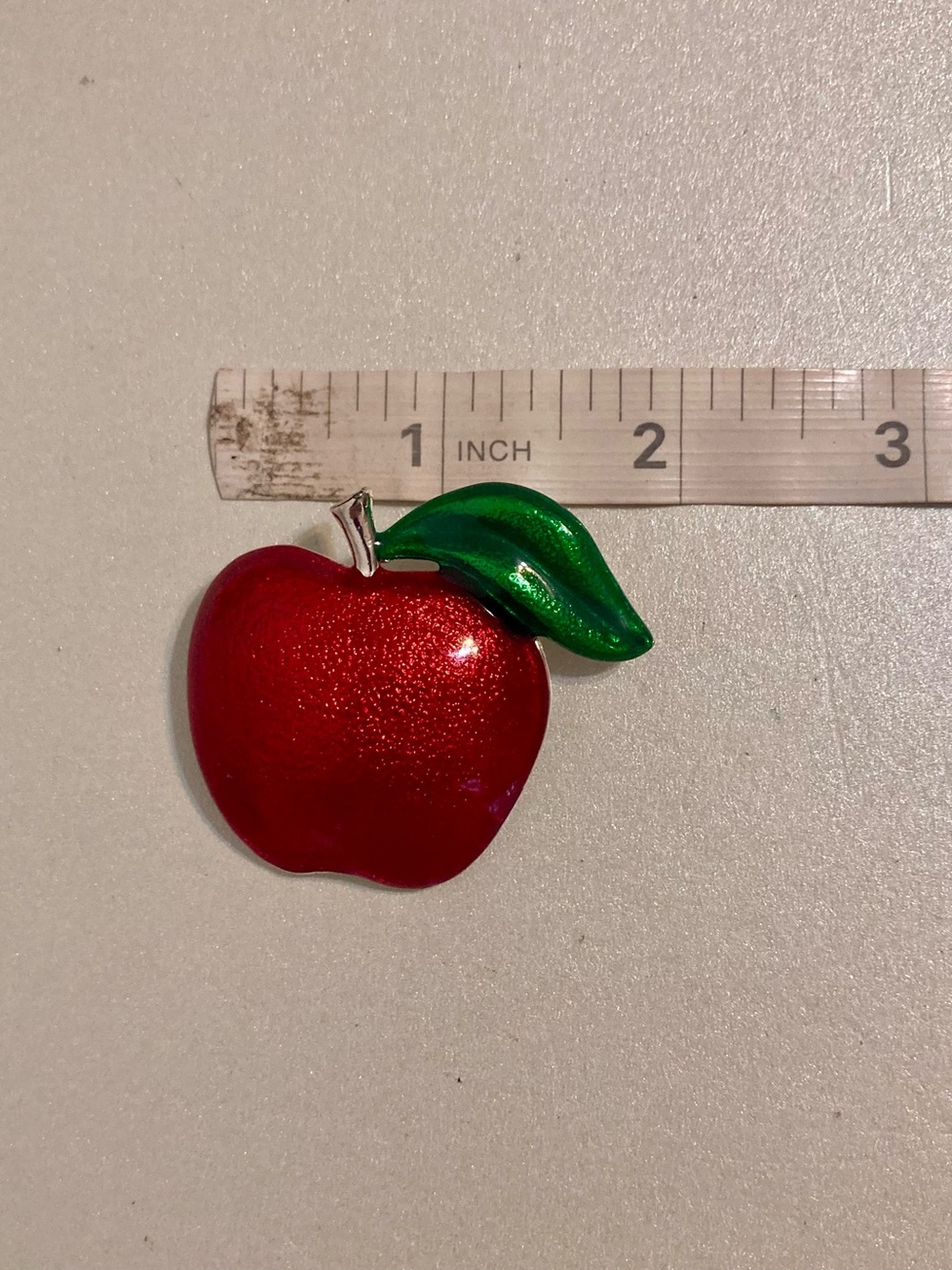 TC signed Red shiny Apple preloved Brooch with Green Leaf jewelry accessory - Picture 9 of 9